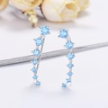 Silberne Ear Crawler mit sieben hellblauen Zirkonia im Verlauf und Krallenfassung - Weißgold Farbe-Blaue Zirkonia