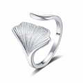 Anillo abierto de hoja de ginkgo plateado con textura radial sobre fondo blanco - Abierto Ajustable / Oro Blanco