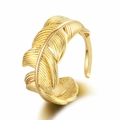 Anillo abierto ajustable minimalista con textura de pluma dorada detallada y metal - Dorado