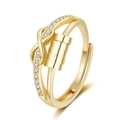Anillo dorado infinito con incrustaciones de circón y banda ajustable sobre blanco - Abierto Ajustable / Dorado