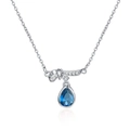 Collana con fiocco d'argento e grande pendente in cristallo blu su fondo bianco - Argento-Zircone Blu