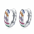 Zilveren gedraaide huggie-oorbellen met kleurrijke regenboogzirkonia op wit - Witgoud