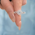 Nahaufnahme eines Doppel-Halo-Rings mit gedrehtem Pavé-Band und funkelndem Stein - Einstellbar Offen / Weißer Zirkonia / Silber