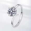 Anello moissanite classico da un carato con griffe a cuore e fascia ritorta regolabile - Aperto Regolabile / Moissanite Bianca