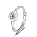 Anello regolabile in argento con moissanite rotonda e smalto bianco su sfondo bianco - Aperto Regolabile / Colore Oro Bianco-Zirconia Bianca