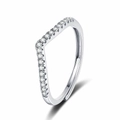 Eleganter silberner V-Ring mit Moissanit-Mikropavé vor weißem Hintergrund - Einstellbar Offen / Weißgold