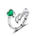 Detail eines Wal-Herz-Rings mit grünem Edelstein und gravierter Innenseite - Einstellbar Offen / Grüner Zirkonia