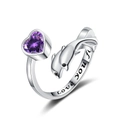 Makroaufnahme des Delfin-Rings mit lila Herzstein und I love you forever Gravur - Einstellbar Offen / Violetter Zirkonia