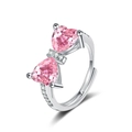 Nahaufnahme des rosa herzförmigen Edelsteinrings mit Diamantakzenten und Silberband - Einstellbar Offen / Symmetrischer Herzring