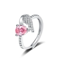 Makro-Detailansicht des Rings mit rosa Edelstein im Tropfenschliff und Engelsflügel-Design - Einstellbar Offen / Flügelring