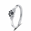 Anello aperto con zampa di gatto nera, dettagli ad ala e fascia regolabile - Ali di Artiglio di Gatto Nere (Aperto Regolabile) / Oro Bianco