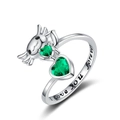 Detail eines Axolotl-Rings mit grünem Herz-Zirkon und I Love You Forever Gravur - Einstellbar Offen / Grüner Zirkonia