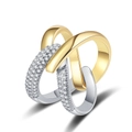 Nahaufnahme ineinander verschlungener Ringe in Gold und Silber mit Pavé-Diamantenbesatz - US 7 / Bicolor Stil 2