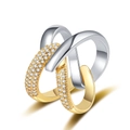 Detail der ineinandergreifenden Gold- und Silberringe mit Pavé-Zirkonia auf weißem Grund - US 7 / Bicolor Stil 1