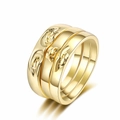 Set di tre anelli placcati in oro con rilievo a conchiglia e fasce minimaliste - US 7 / Oro