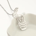 Collana con ciondolo a cactus in argento dal design traforato su vassoio in ceramica - Color Acciaio