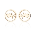 Dettaglio macro di orecchini tondi dorati in acciaio inossidabile con cuori e pattern EKG - Oro