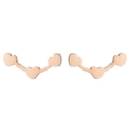 Detalle de pendientes de triple corazón en oro rosa con un elegante diseño curvo - Oro Rosa
