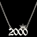 Close-up van zilveren roestvrijstalen ketting met jaar 2000 hanger en kroon detail - Zilver (2000)