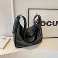 Borsa a spalla grande nera in ecopelle cerata con tracolla larga e stile vintage - Nero