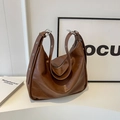 Grande borsa hobo a spalla in pelle marrone con dettagli in argento e stile vintage - Marrone