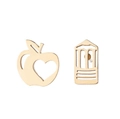 Detailsicht asymmetrische goldene Apfel-Ohrringe mit Herz-Ausschnitt und Bleistift-Design - Gold