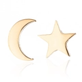 Dettaglio degli orecchini a lobo dorati lucidi a forma di stella e luna su fondo bianco - Oro
