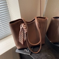 Braune Shopper-Tasche mit Seidenschal und großer Kapazität für den täglichen Arbeitsweg - Braun