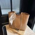 Minimalistische camelfarbene Tragetasche mit Litchi-Textur und Seidenschal-Dekor - Khaki