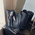 Schwarze Tote-Bag aus genarbtem Leder mit geometrischem Seidentuch und Schultergurt - Schwarz