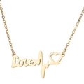 Macro di un ciondolo cuore Love placcato oro 18K con catena in acciaio inox - Oro