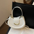 Weiße Halbmond Satteltasche aus Kunstleder mit goldener Schnalle und doppelten Riemen - Weiß