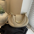 Elegante beige halbmondförmige Umhängetasche mit goldener Metallschnalle und Gurt - Khaki