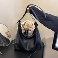 Klassische schwarze Hobo-Tasche aus Leder mit Silberkette und Kieseltextur - Schwarz