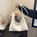 Elegante weiße Hobo-Tasche mit Litschitextur und Silberkette in modernem Ambiente - Weiß