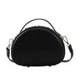 Bolso bandolera vintage negro en forma de concha con asa superior y herrajes oro - Negro