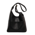 Borsa hobo nera classica in morbida pelle a grana con dettagli in metallo dorato - Nero