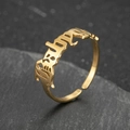 Anello aperto dorato con lettere Baby in stile gotico su sfondo di pietra scura - Stile Baby (052) / Oro