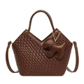 Sac seau tressé marron foncé avec pendentif chien et détails dorés sur fond blanc - Avec Pendentif / café