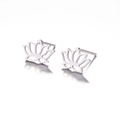 Vue macro des boucles d'oreilles lotus en argent avec pétales origami évidés et polis - Lotus / Acier