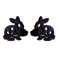 Nahaufnahme der minimalistischen schwarzen hohlen Hasenohrstecker aus Edelstahl mit Steckverschluss - Hohlblumen-Stil (093) / Schwarz