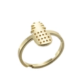 Détail d'une bague ananas dorée présentant les textures du fruit et les feuilles ciselées - Ananas / Or