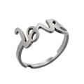 Détail macro d'une bague réglable en argent avec l'inscription manuscrite love - Amour / Acier