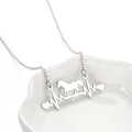 Collar minimalista de plata con colgante de corazón y caballo sobre plato blanco - Color Acero