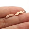 Boucles d'oreilles clous moustache en acier inoxydable rose doré sur le bout du doigt - Style Moustache (679) / Or rose