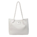 Détail du sac cabas blanc avec logo papillon argenté et bandoulière tressée - Blanc Cassé