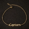 Détail de la chevillère dorée Capricorne avec lettrage gothique et fermoir ajustable - Capricorne / Doré