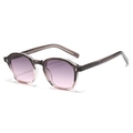 Gafas de sol cuadradas vintage con montura translúcida y lentes degradadas en rosa - El C4 Es De Color Gris Oscuro En La Parte Superior Y Gris Rosáceo Claro En La Parte Inferior.