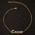 Gros plan d'une chevillère dorée avec pendentif Taureau gothique et fermoir mousqueton - Taureau / Or