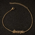 Détail de la chevillère dorée Scorpio avec lettres gothiques et fermoir mousqueton - Scorpion / Or